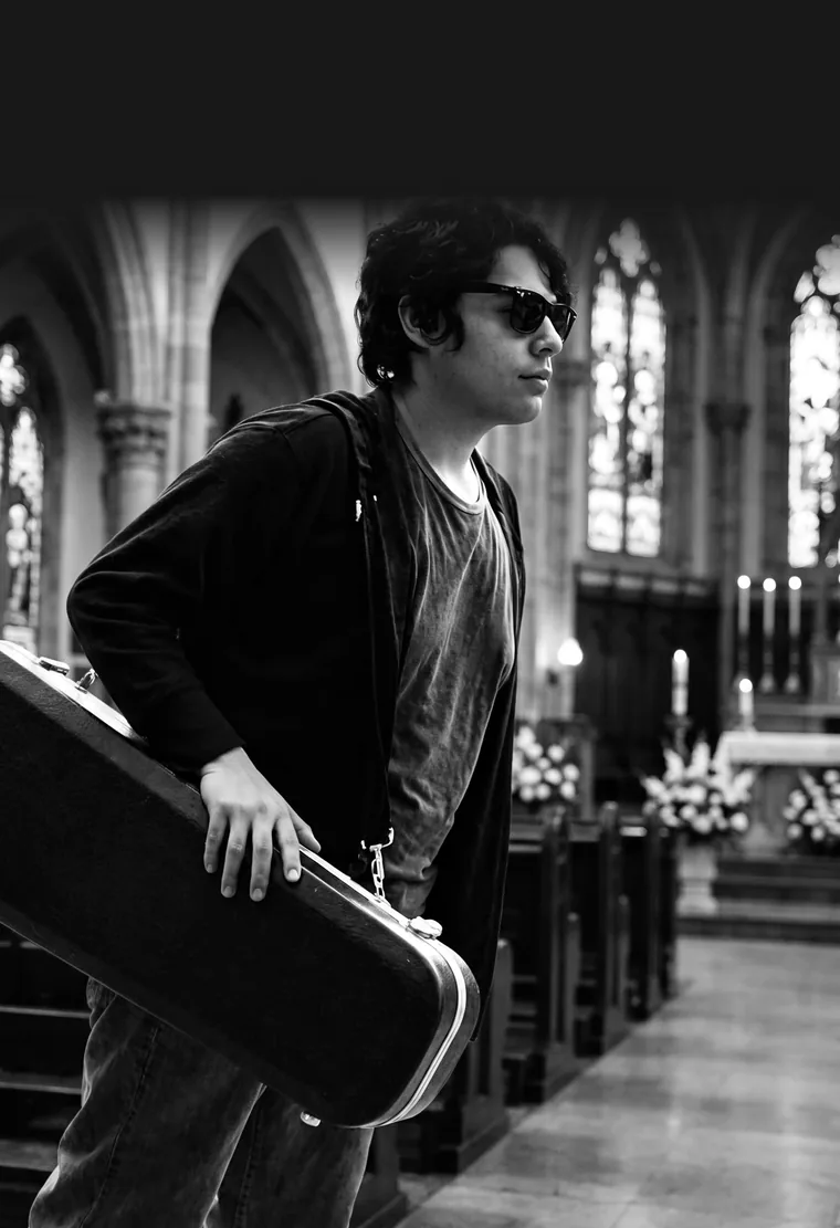 Daniel Hiram, violinista para funerales y misas en la Ciudad de México