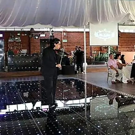 Música en vivo en un evento nocturno elegante