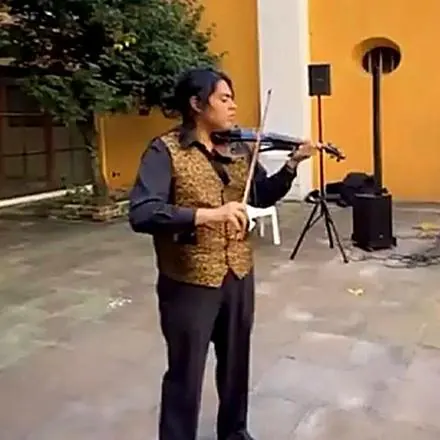 El violinista interpretando al aire libre en una ceremonia