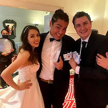 Daniel Hiram con los novios celebrando en una boda