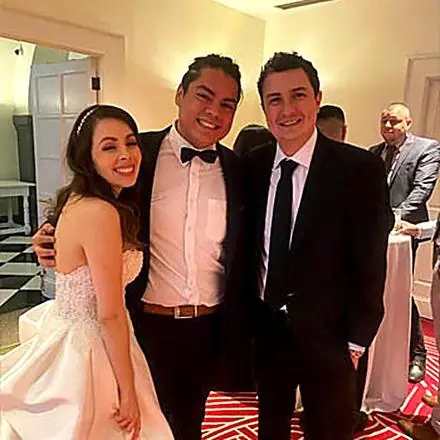 El violinista junto a una pareja de novios